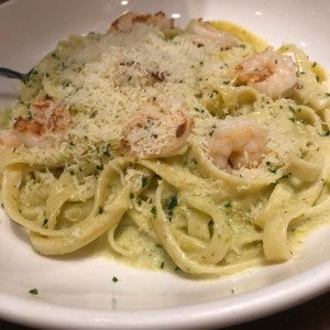 fetuccini con crema al pesto y camarones