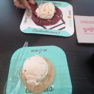 Medium Macademia cookie & XL Red Velvet Cookie con helado de vainilla 