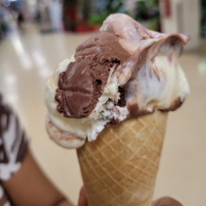 helado en cono sabor napolitano