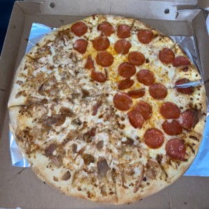 Pizza familiar de pollo y pepperoni