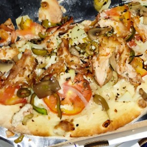 Pizza mediana de Vegetales con extra de Pollo