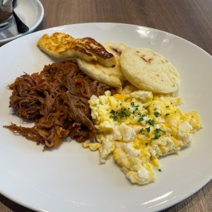 Ropa vieja con arepas, huevos y queso