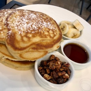 Pancake con banano, pecanas y maple 