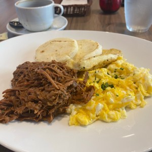 Desayuno con Ropa vieja y huevos 