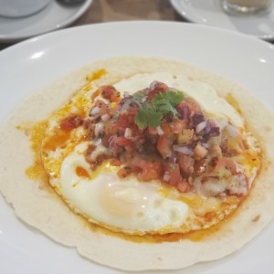Huevos rancheros en salsa criolla con tortilla de harina