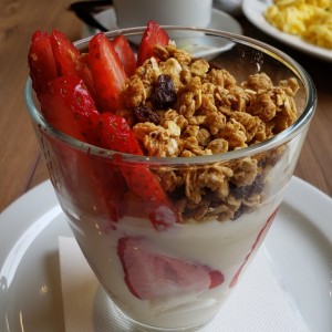 yogurt con fresas y granola