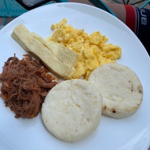 Ropa Vieja con arepas