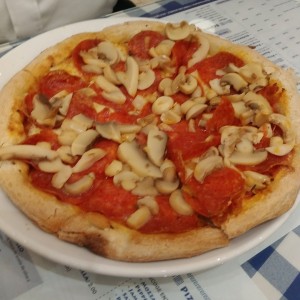 Pizza personal de pepperoni y hongos.