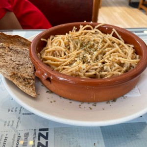 Spaguettini integral, con salsa blanca, con ajo, queso feta, parmesano