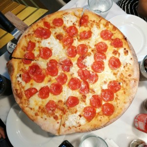 Pizza Familiar de Peperoni en salsa Blanca