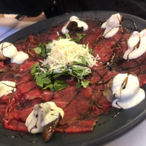 Carpaccio de Res con Costra de Especies