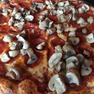 Pizza peperoni y hongos