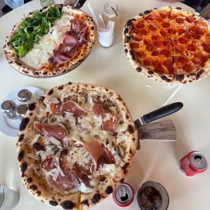 Pizza de trufa y prosciutto, Pizza de salami y Tres estaciones!