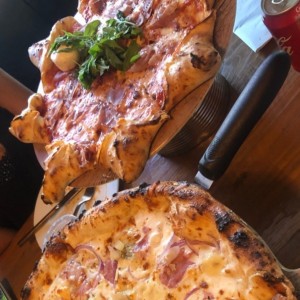 pizza estrella y pizza blanca de quesos