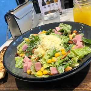 es una ensalada Toscana. deliciosa 