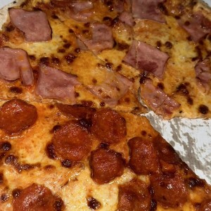 Pizza de pepperoni y jamon 