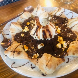 Pizza de nutela com helado y chocolate