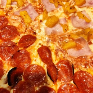 Pizza mitad hawaiana y mitad pepperoni ?