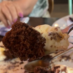 torta de chocolate con helado de vainilla 
