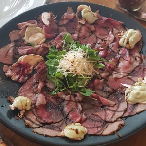 Carpaccio de Res con Costra de Especies