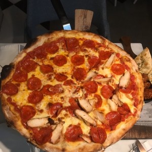 pizza peperoni - mitad pollo 