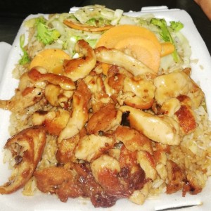 Combo de Pollo Teriyaki con arroz frito y vegetales hervidos. 