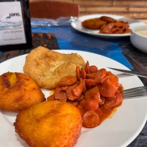 Tortillas de maíz fritas, salchichas y hojaldres