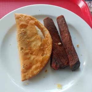 Empanada de Ropa Vieja y Carne Frita