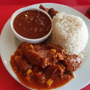 Jarrete Guisado, Arroz, Poroto y Platano en Tentacion