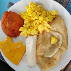 Desayunos - Hojaldres, torreja de maíz, tortilla asada, huevos revueltos y queso blanco. 