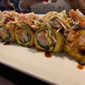 Sushi roll, sin arroz envuelto en platano.