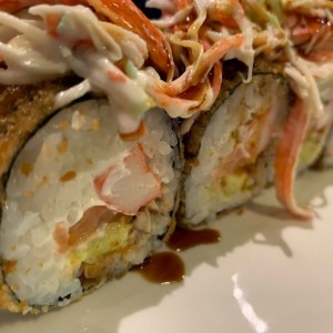 Sushi apanado, con camaron y cangrejo.