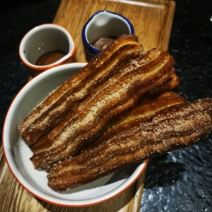 Churros  con salsa de caramelo y chocolate