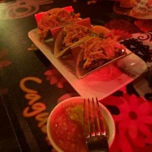 Tacos Mixtos con guacamole y pico e' gallo