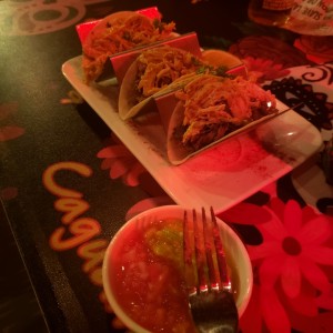 Tacos Mixtos (carne y pollo) con guacamole y pico e' gallo