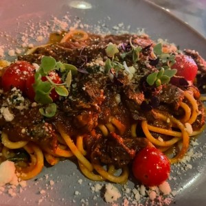 Spaguetti en salsa pomodoro y lomo