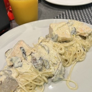 Salmón en Crema de Hongos con Pasta al Oleo