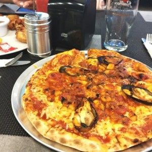 Pizza con Mariscos Surtidos