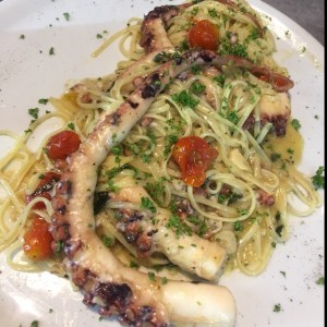 Linguine con Pulpo al Oleo