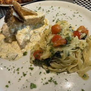 salmon en salsa de hongos, con pasta al oleo