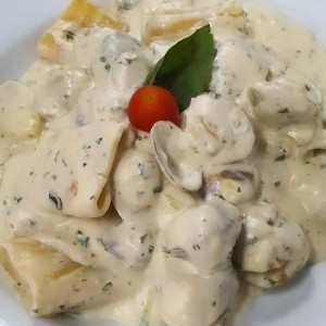 PACCHERI EN CREMA DE PAPA AL VONGOLE