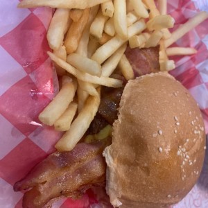 Bacon Chicken Burger con Papas Fritas