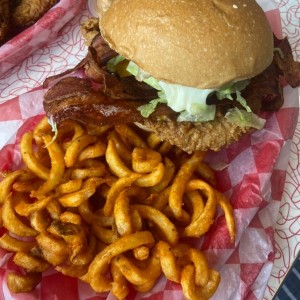 Bacon Chicken Burger con Papas Fritas