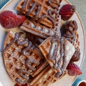 waffle con nutella arequipe fresa y helado