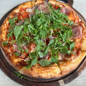 Pizza de Procciutto y rugula