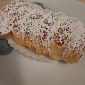 Cannoli relleno de crema pastelera