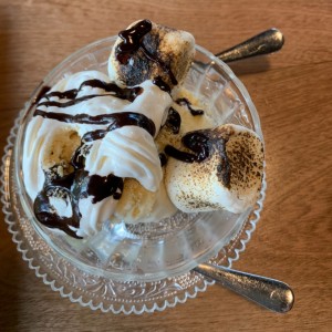 helado con galleta malvas y sirope de chocolate