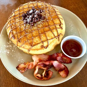 Pancakes de chocolate con bacon