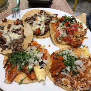 tacos al pastor y tacos de carnitas