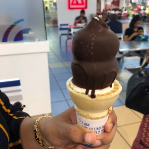 cono con helado cubierto de chocolate